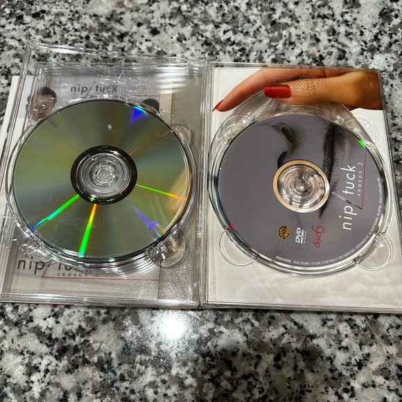 THE COMPLETE NIP/TUCK SEASONS 1 AND 2 - Picture 12 of 12